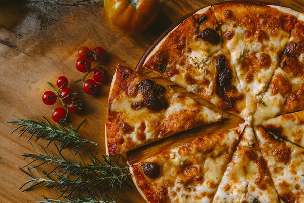 Quels sont les secrets pour une pizza bianca aux champignons et ricotta ?