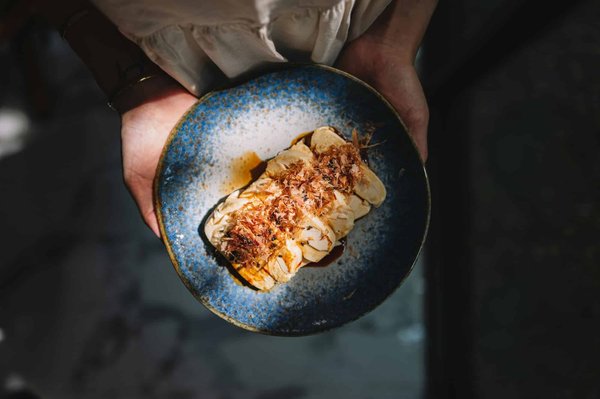 Quelles techniques pour préparer des plats à base de tofu dans un restaurant asiatique moderne?